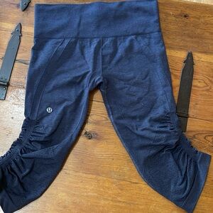 Lululemon in the Flow cropped leggings. Size 6